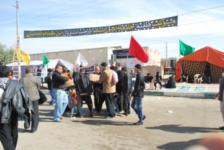 موكب طلبة جامعة أهل البيت عليهم السلام في خدمة زوار الامام الحسين عليه السلام