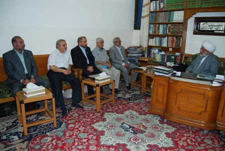 لوحة تقدير من جامعة أهل البيت عليهم السلام للأمين العام للعبتة الحسينية المقدسة