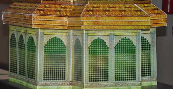 مجسم ضريح الامام الحسين عليه السلام يهدى إلى جامعة أهل البيت عليهم السلام