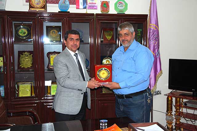 تقديم درع جامعة أهل البيت عليهم السلام إلى الأستاذ الدكتور علي عبد الحسن عميد كلية التربية الرياضية في جامعة كربلاء 