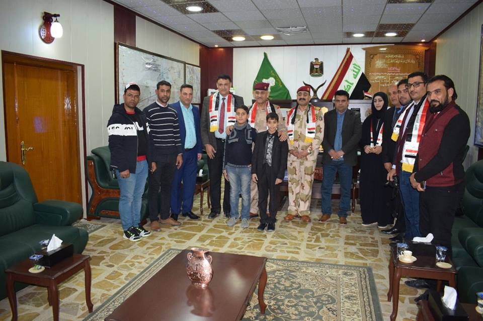 طلبة قسم الصحافة يهنئون أبناء الجيش العراقي ويوشحون قائد عمليات كربلاء بالعلم العراقي
