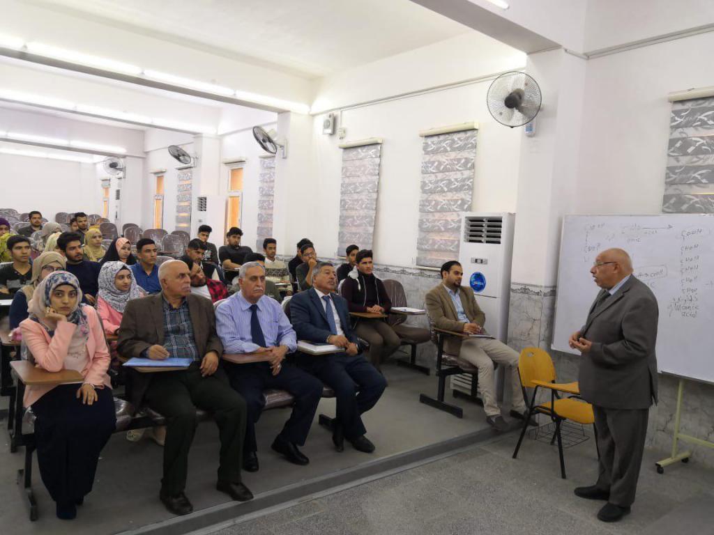 كلية طب الاسنان تقيم محاضرة علمية 