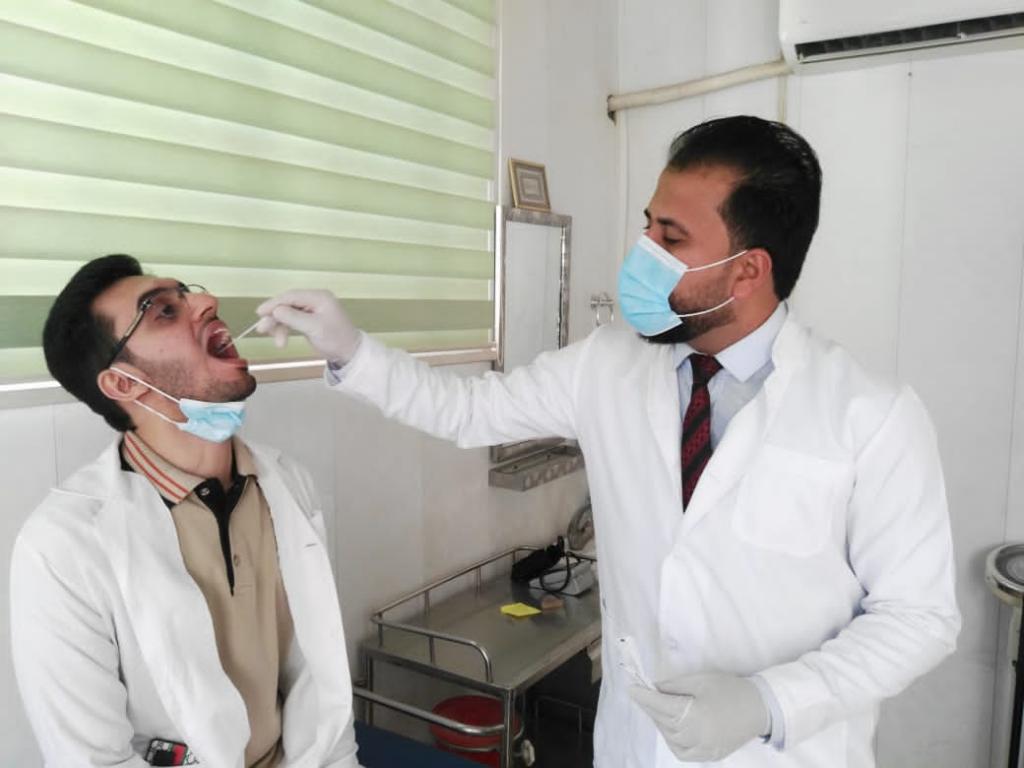 فريق طبي من خلية الازمة يزور جامعة اهل البيت عليهم السلام لأجراء المسحات الخاصة بفايروس كورونا 