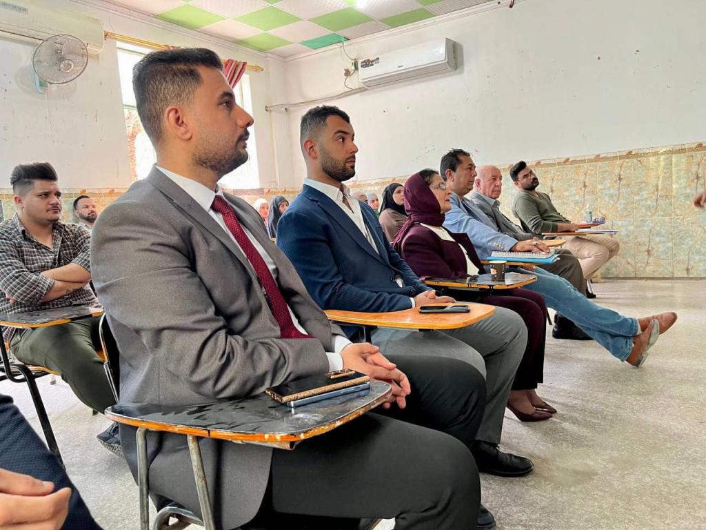 في بادرة علمية الاولى في نهجها وسياقاتها ورشة تدريبية يقدمها طالب في قسم الصحافة