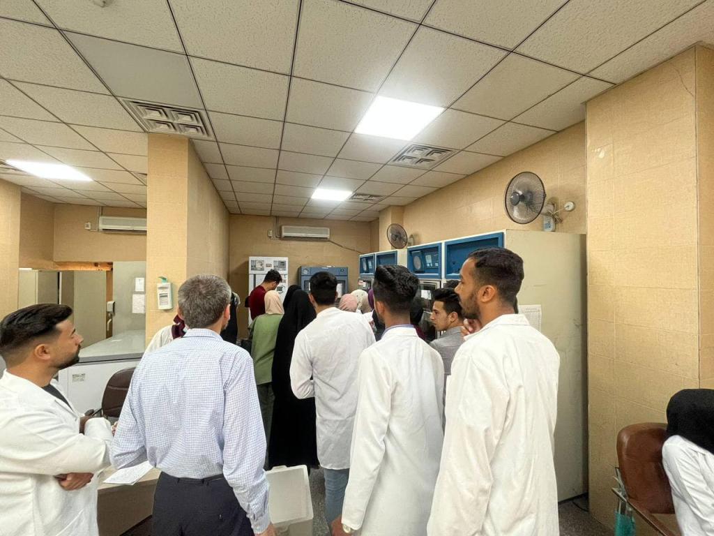 لزيارة العلميه لطلبة المرحلة الرابعة لطلبة كلية التقنيات الطبية والصحية قسم تقنيات المختبرات الطبية المرحلة الرابعة الى مصرف الدم الرئيسي