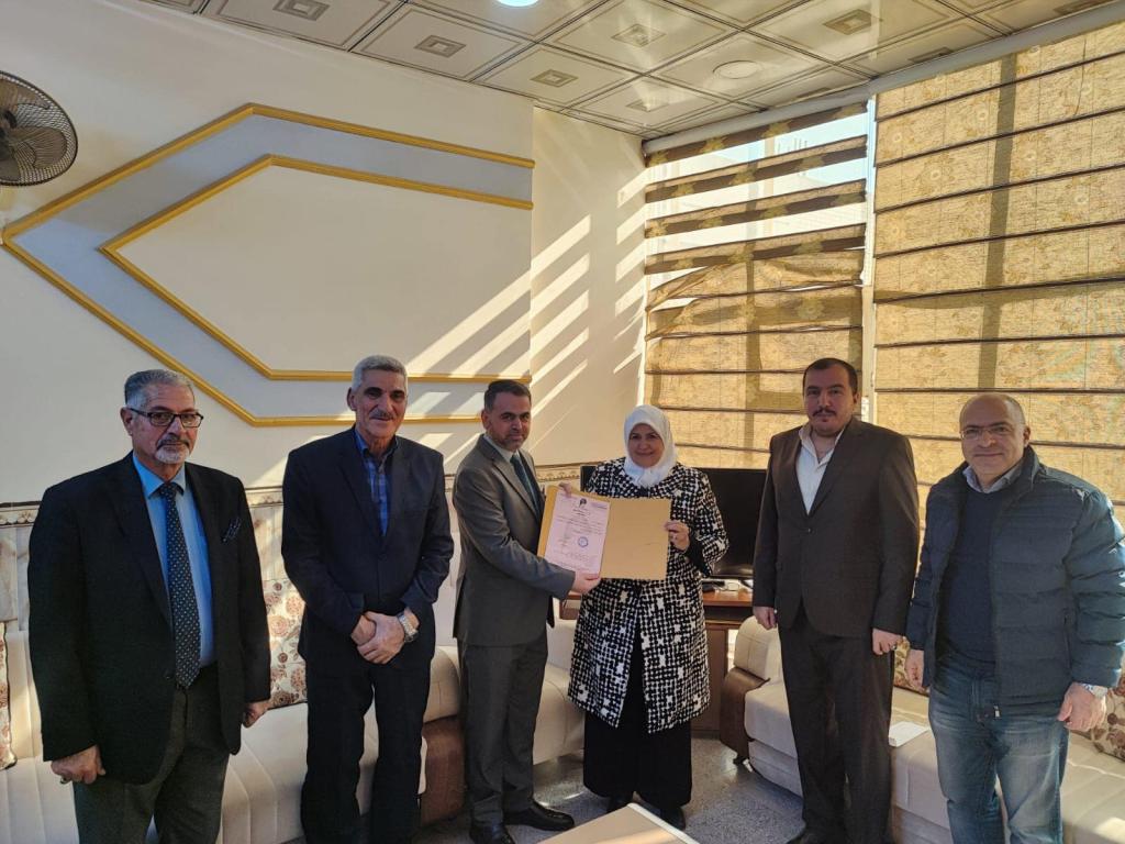 مساعد رئيس جامعة اهل البيت الاستاذ الدكتور باسم العقابي يكرم  رئيسة قسم تقنيات المختبرات الطبية في جامعة اهل البيت ع