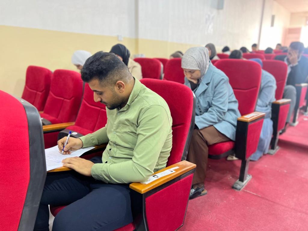 عميد كلية الصيدلة يتفقد سير الامتحانات النهائية ويؤكد على توفير بيئة امتحانية مستقرة للطلبة